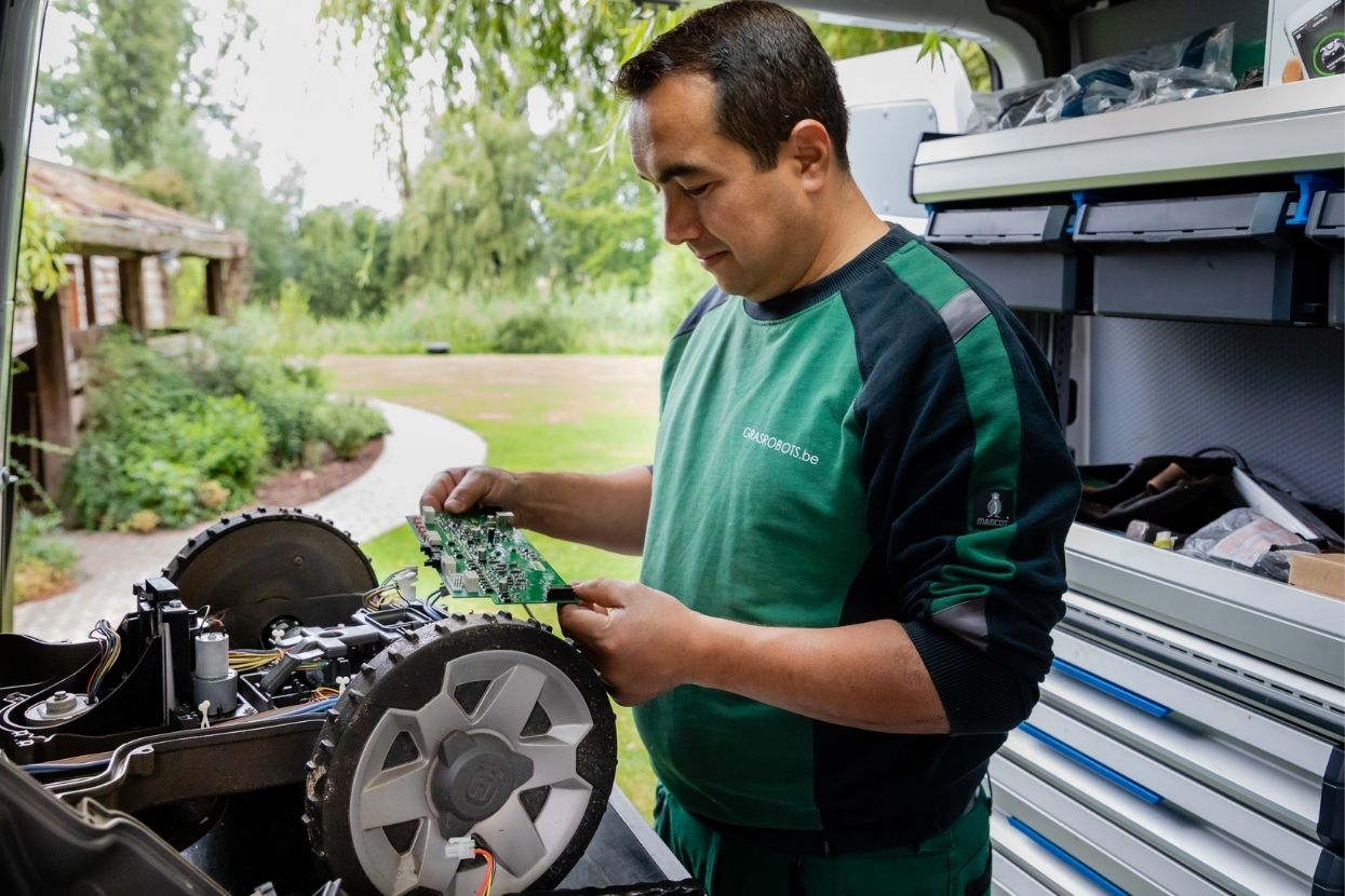 Grasrobots-onderhouds-en-hersteldienst