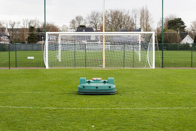 robotmaaier voor een voetbalveld