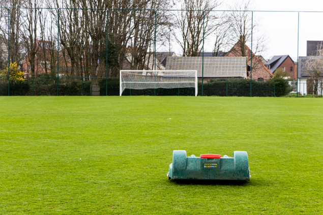 onderhoud voetbalveld door robotmaaier